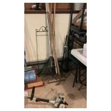 Lot long handle tools incl leaf rake