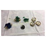 Assorted small figures, plates and pin