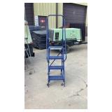 Louisville Roll Around Ladder max Cap 300