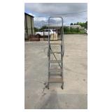 Louisville Roll Around Ladder max Cap 300