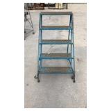 Roll Around Ladder max Cap 300