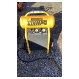 DeWalt Air Compressor 4.5 Gal 1.6 HP 200 PSI