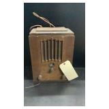 32 V DC Radio Delco Lights Up No Sound