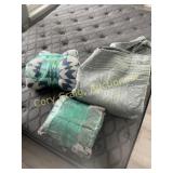 Queen Size Bed Linens, like new,
