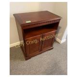 Cabinet, 2 doors, swivel top,