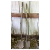 Long handled round nose shovels