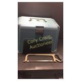 Rubbermaid Sit and Tool Box, Saw