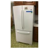 GE Refrigerator Freezer 33' x 31' w/o Handles x GE Refrigerator Freezer 33' x 31' w/o Handles x