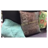 Pillows, placements and two towels