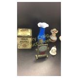 Shoe horns, glass vases, baking pans, metal tin