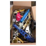 Box of assorted kitchen related items, T