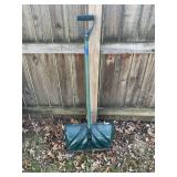 Snow shovel