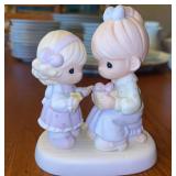 Precious Moments Figurine - 'Moms Are The Greatest Gift Of All' - 550011