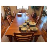 Broyhill Furniture Dining Set with Table, Leaves, and Six Chairs