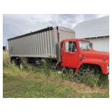 IH S1900 grain truck