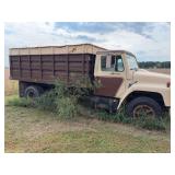 IH 1724 grain truck