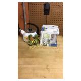 Tea pot, salt and pepper shakers, set of g