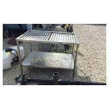 Stainless steel/cleaning table with grates