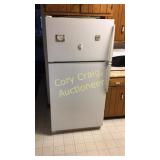 Amana Refrigerator w/ top freezer & ice maker