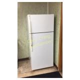 GE refrigerator w/ top freezer