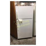 HOTPOINT refrigerator w/ freezer 68"x31"x33"