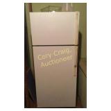 GE refrigerator w/ freezer