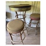 Retro Table 24'X40' & 2 Stools 14'X30'