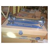 Lot of 2 airhorns