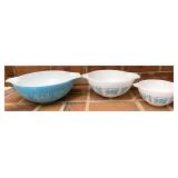 Turquoise Pyrex mixing bowl set