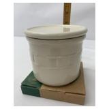 USA Ivory 1 pint crock with lid