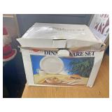 28 piece plastic dinnerware set