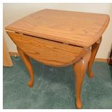 Small oak dropleaf stand with queenanne legs