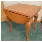 Small oak dropleaf stand With Queen Anne legs