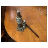 Small bottle jack and handle