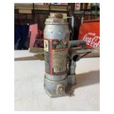 Small hydraulic bottle jack