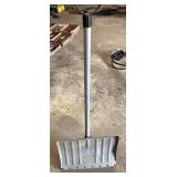 Snow shovel