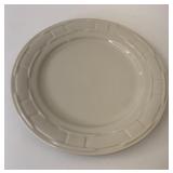 USA ivory 10 inch dinner plate like new