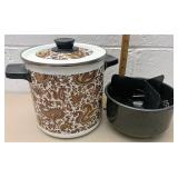 Retro pot with strainer