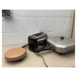 Crêpe maker toaster and electric skillet