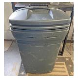 Rubbermaid trashcan with lid