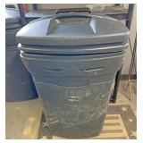 Rubbermaid trashcan with lid