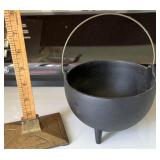 Cast iron pot