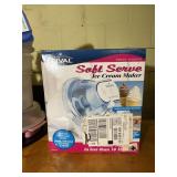 Soft serve ice cream maker