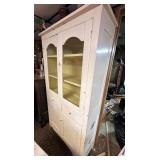 Flat wall covered with screen sides in the bottom