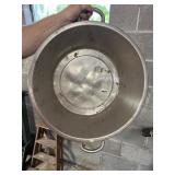 Large stainless pain