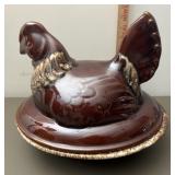 Hull pottery hen on a nest