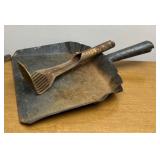 Metal dust pan