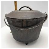 Cast iron pot with lid