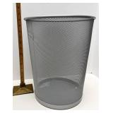Metal mesh trashcan