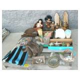 PALLET WITH SOUTHWEST DÉCOR, DIECAST CARS, WOVEN PALLET WITH SOUTHWEST DÉCOR, DIECAST CARS, WOVEN